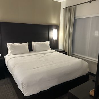 Residence Inn Fresno Clovis - Nice Modern King Bed Plugs On Both Sides! - Venues & Event Spaces Near Me - Clovis, California