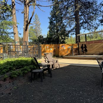 Pioneer Hillside Pizza - Outdoor area with stage - Pizza Near Me - Shingletown, California
