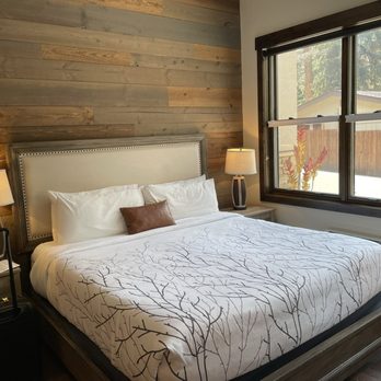 The Inn On Fall River - Bedroom - Hotels Near Me - Estes Park, Colorado