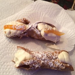 Buono bakery Cannoli vs pasticeria Bruno. Buono's Cannoli won out (it the one without the citrine)