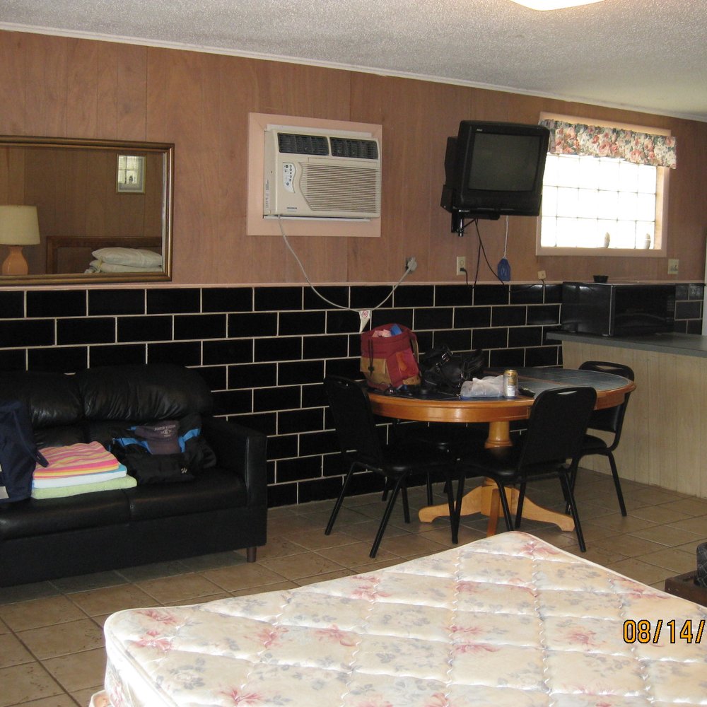 Possum Hollow Restaurant & Lodge - Cabin 5 & 6 - Campgrounds Near Me - Graham, Texas