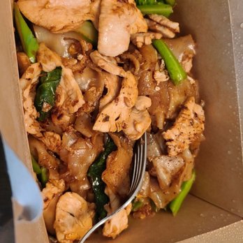 Thai Meric Eatery and Bar - The chicken pad see ew. - Thai Near Me - Frederick, Maryland
