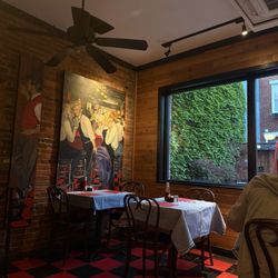 Tessaro's - Inside