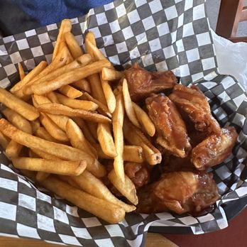 Porterville Diner - 8 wings with fries combo - Diners Near Me - Lake Saint Peter, Ontario Porterville Diner - 8 wings with fries combo - Diners Near Me - Lake Saint Peter, Ontario