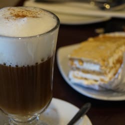 Agua de Piedra - Un capuccino italiano con una tortita de milhojas