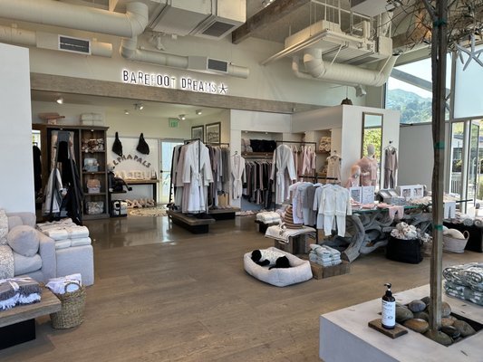 Barefoot Dreams Flagship Store by null