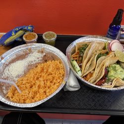 Pronto Cafe - Tacos de tinga y un taco de chorizo con arroz y frijoles