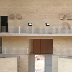Teatro Romano - Daños colaterales de dejar la "restauración" de un edificio histórico a un... ¿ciego? ¿ignorante? Quién sabe...
