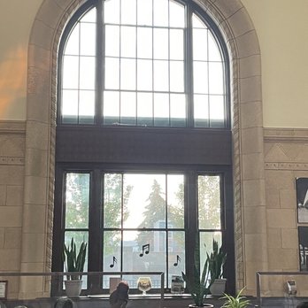 Saucony Creek Franklin Station - Cool windows - Gastropubs Near Me - Reading, Pennsylvania