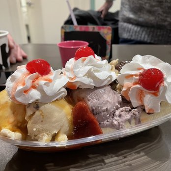 Hub City Scoops - an ice cream sundae - Ice Cream & Frozen Yogurt Near Me - Spartanburg, South Carolina Hub City Scoops - an ice cream sundae - Ice Cream & Frozen Yogurt Near Me - Spartanburg, South Carolina