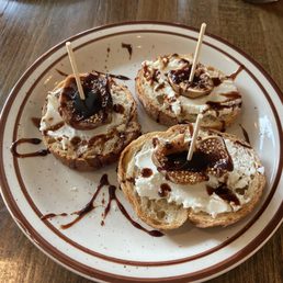 Crema de Queso de Oveja con Higos Secos sheep's milk cheese, dried fig, balsamic reduction on baguette