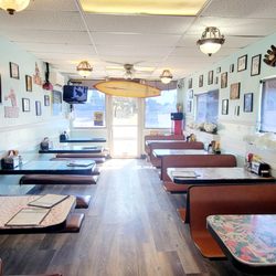 Hula's - Interior Dining Towards Back (10/07/24). @HulasEscalon #Escalon #Burgers #Sandwiches #ComfortFood