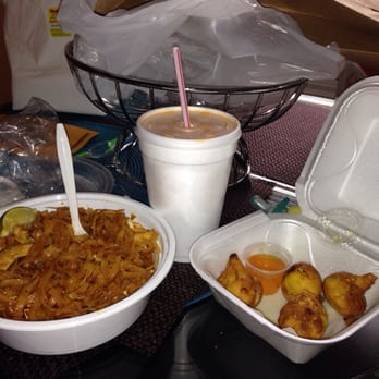 Hands On - Addison St. - Pad Thai with chicken, crab Rangoon and iced tea - Sushi Bars Near Me - Chicago, Illinois