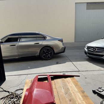 Euro Body - Two vehicles showing up at the same time for estimates - Body Shops Near Me - Tarzana, California Euro Body - Two vehicles showing up at the same time for estimates - Body Shops Near Me - Tarzana, California