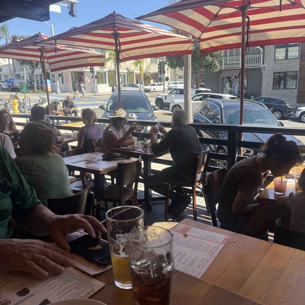 Simmzy's - Outdoor seating area - American Near Me - Manhattan Beach, California
