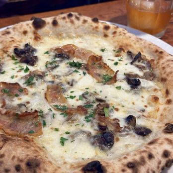 Il Ritrovo - Basciolo Pizza - Pizza Near Me - Sheboygan, Wisconsin