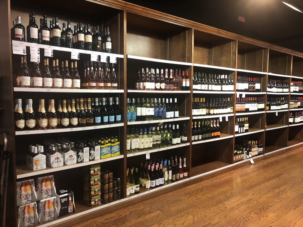 Maq's Package Store Logo