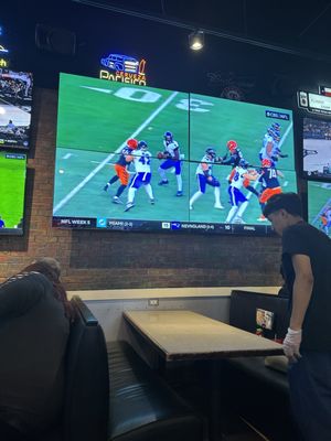 Pluckers Wing Bar by null