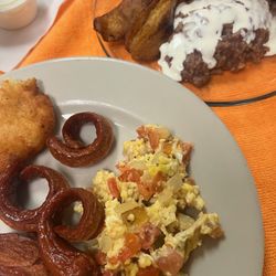 Super Selectos Grocery & Deli - Breakfast: nuegados, huevos con verduras y salchicha, casamiento con crema, plátano y pan (we ordered this to go & split it = small portion)