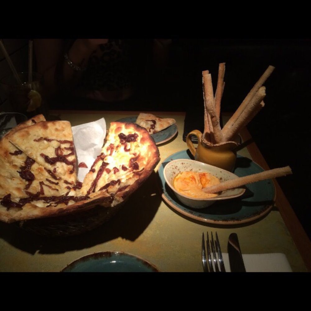 Red pepper houmous and garlic bread!