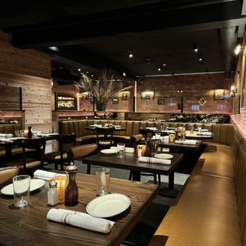 The Oak House - the dining area of the restaurant - Wine Bars Near Me - Oradell, New Jersey