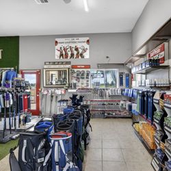 Leader Golf - Golf clubs, bags, grips and accessories in the pro shop