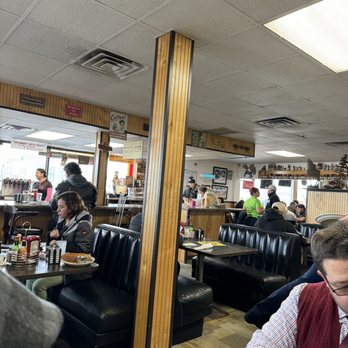 Ogie's Cafe - diners sitting at tables - Cafes Near Me - West Valley City, Utah Ogie's Cafe - diners sitting at tables - Cafes Near Me - West Valley City, Utah