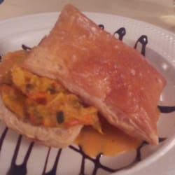 Hoteles Horus - Hojaldre de verduritas con langostinos y salsa aurora