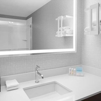 Hampton Inn Phoenix-Biltmore - Guest room bath - Hotels Near Me - Phoenix, Arizona