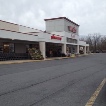 Weis Markets - the store front and parking lot - Grocery Near Me - Kutztown, Pennsylvania