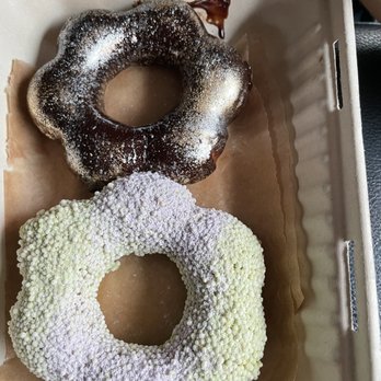 AlimamaTea - Top: Onyx Bottom: Matcha - Desserts Near Me - New York, New York AlimamaTea - Top: Onyx Bottom: Matcha - Desserts Near Me - New York, New York