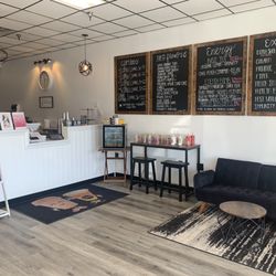 Healthies On 96th - Lobby area