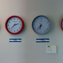 YHA International Hostel - 右側から、オークランド、ロスアンゼルス、ロンドン、香港の各現地時間