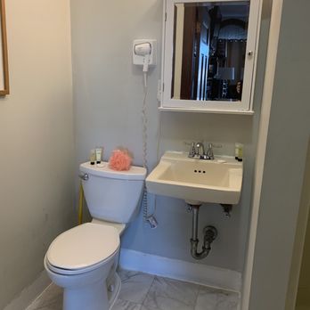 Beacon Inn - Bathroom - Bed & Breakfast Near Me - Brookline, Massachusetts