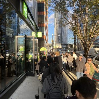 Naisnow Bakery - Calm & organized queue - Bakeries Near Me - Long Island City, New York