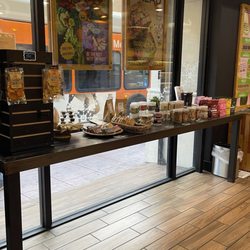 Kreation Juicery & Avoholic Bar - 8th Street LA - Inside