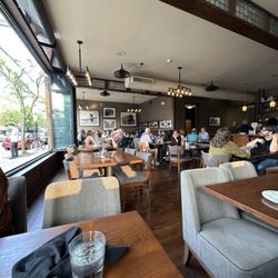 Gaslight Bar & Grill - Wide open windows - fabulous!