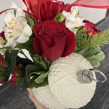 William Paul Design - Christmas floral arrangement - Florists Near Me - Austin, Texas William Paul Design - Christmas floral arrangement - Florists Near Me - Austin, Texas