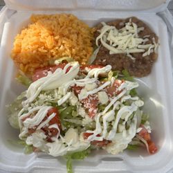 Las Gemelas - Plato de flautas de pollo con arroz y frijoles delicioso