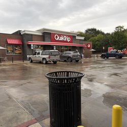 QuikTrip - Trash bin and store front