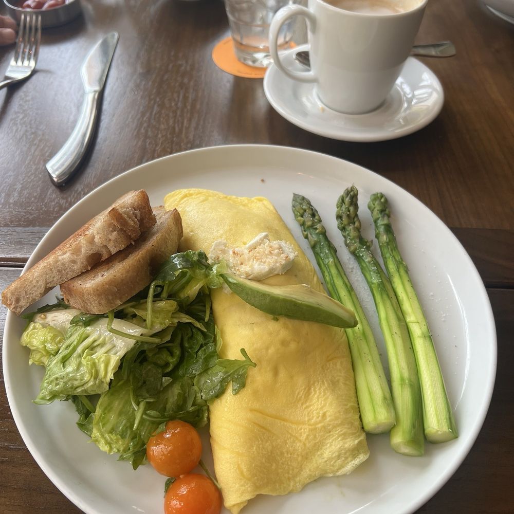 Goat cheese and avocado omelette