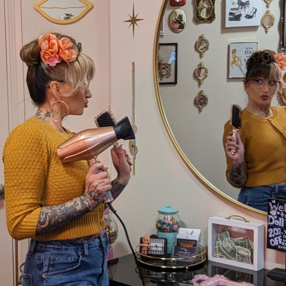 The Doll Room Salon Logo