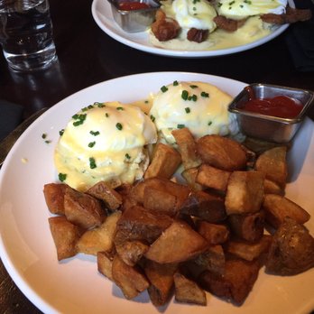 Vera’s - Eggs benedict - Cocktail Bars Near Me - Somerville, Massachusetts