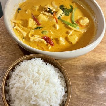 Thai's Thumbz - Pineapple curry with steamed rice - Thai Near Me - Sugar Land, Texas