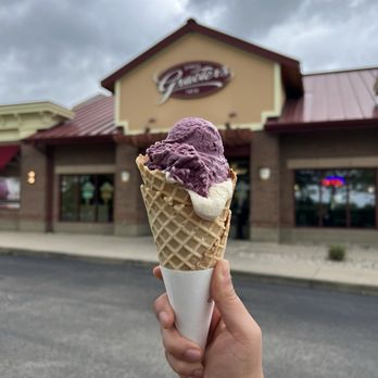 Graeter's Ice Cream - Black raspberry chocolate chip, peanut butter chocolate chip - Ice Cream & Frozen Yogurt Near Me - Mason, Ohio