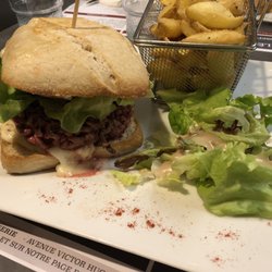 La Calèche - Burger Italian. Steak bacon gorgonzola, salade mêlée et frites