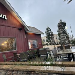 The Coffee Bean & Tea Leaf - There are many outdoor seating it's just raining outside no roof