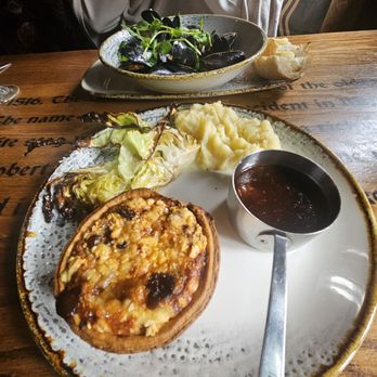 The White Hart Inn - Steak and ale pie with Hispi cabbage, mashed potatoes and gravey - Pubs Near Me - Edinburgh, EDH The White Hart Inn - Steak and ale pie with Hispi cabbage, mashed potatoes and gravey - Pubs Near Me - Edinburgh, EDH