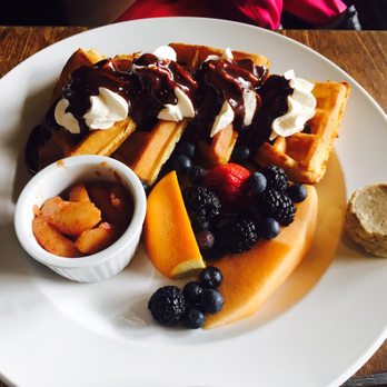 Restaurant Messina - La gaufre baies et chocolat de mommy - Italian Near Me - Longueuil, Quebec