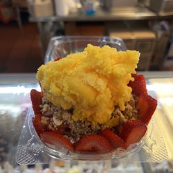 Michoacana Neveria & Paleteria - Fruit bowl with sorbet